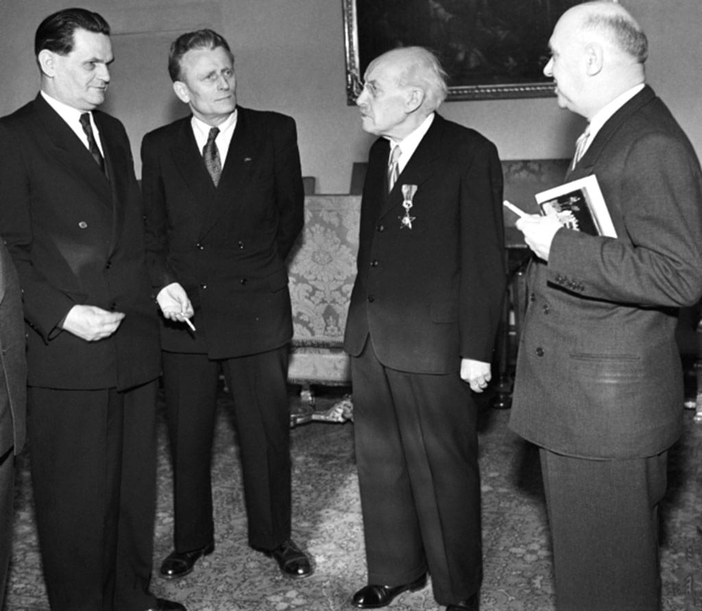 Funkcionáři KSČ, 7. února 1953. Zleva Viliam Široký (roku 1956 předseda vlády), budoucí prezident Antonín Novotný, Zdeněk Nejedlý (v roce 1956 ministr bez portfeje) a Václav Kopecký. Foto Jiří Rublič. Zdroj: ČTK